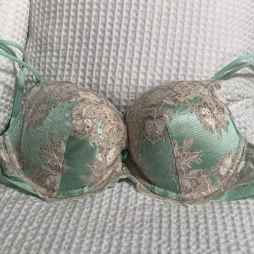 NWT STUNNING  Victoria’s Secret Padded Bra. 36DD